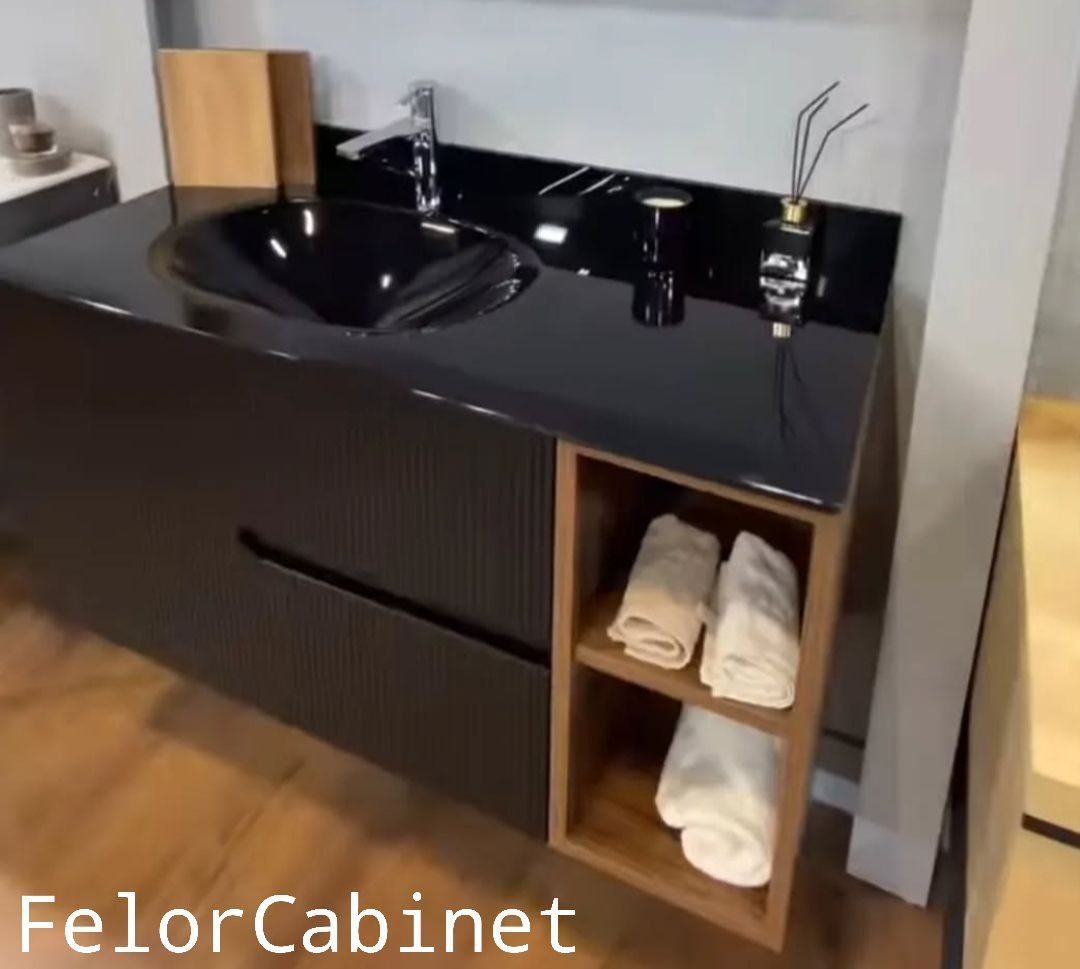 کابینت روشویی پی وی سی مدل 1065 با صفحه شیشه‌ای مشکی و دو درب داشبوردی با شلف چوبی جانبی