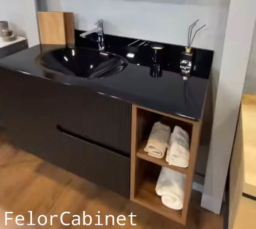 کابینت روشویی پی وی سی مدل 1065 با صفحه شیشهای مشکی و دو درب داشبوردی با شلف چوبی جانبی