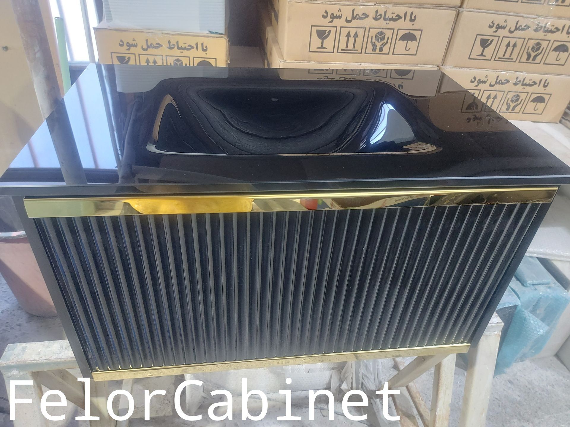 کابینت روشویی مدرن مدل ۱۰۸۷ با بدنه مشکی شیاردار و نوار طلایی