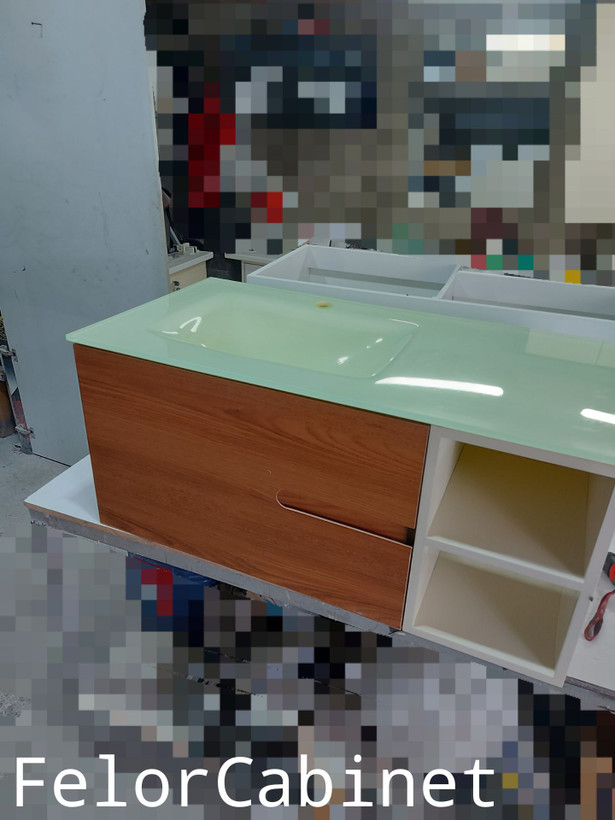 کابینت روشویی پی وی سی مدل 1065 با صفحه شیشهای مشکی و دو درب داشبوردی با شلف چوبی جانبی