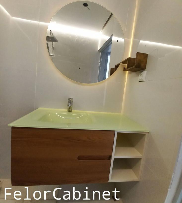 کابینت روشویی پی وی سی مدل 1065 با صفحه شیشهای مشکی و دو درب داشبوردی با شلف چوبی جانبی